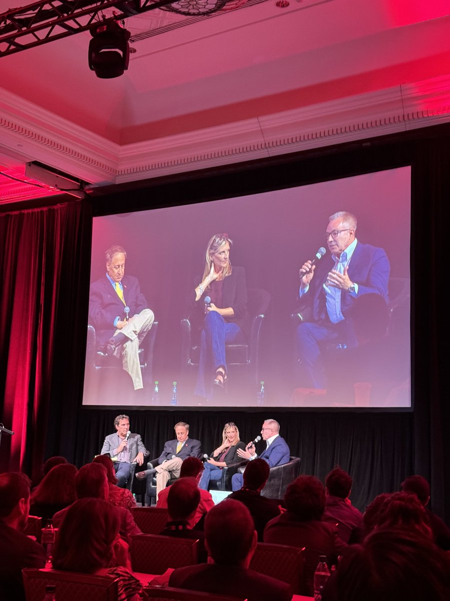 What I love most about @MattBelloni is that he is straight razor when it comes to interviewing entertainment execs, but knows how to inject humor to an otherwise business chat. Excellent session with @DisneyStudios @TheAcademy @AMCTheatres leaders at @CinemaCon.