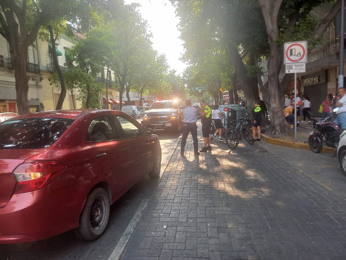 ⚠️Un choque sobre la avenida Juárez y la calle Galeana dejó un vehículo volcado sobre su costado. #AlMomento se desconoce si hay personas heridas en el lugar #ReporteZMG