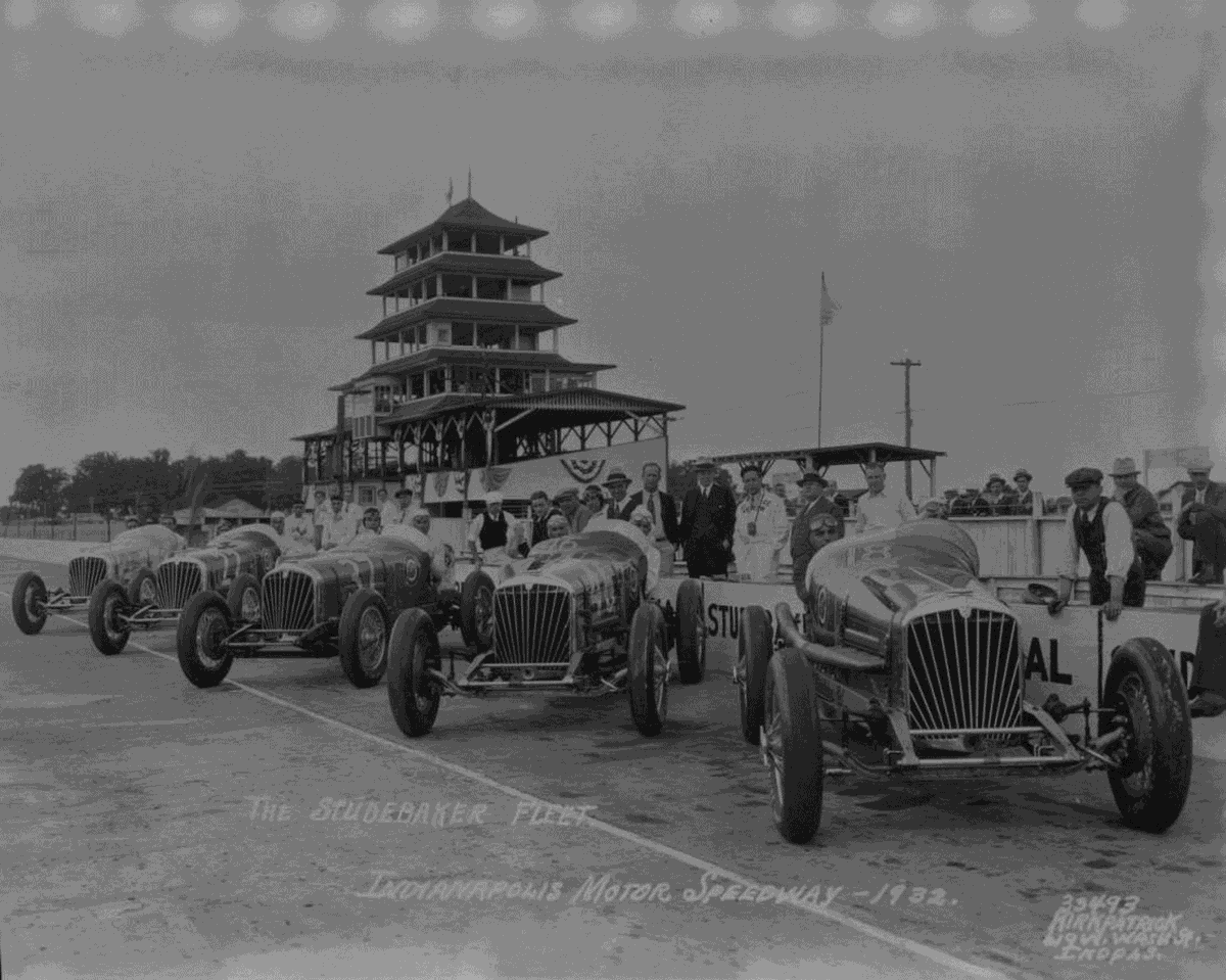 46 days til 108th #Indianapolis500 Mile Race @IMS #IsItMayYet 1932 Studebaker cars with #46 Luther Johnson 2nd from right. He would finish 16th, completing 164 laps after losing a wheel on the front stretch. #Indy500 #IndyCar