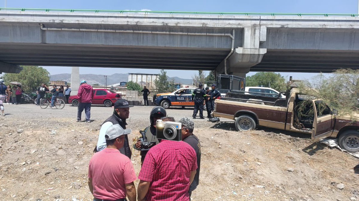CAFRE! Tres trabajadores de limpia de #Ecatepec y un transeúnte fueron arrollados por un conductor de una camioneta en presunto estado de ebriedad. Los hechos en la Av Gobernadora y Gran Canal col. #ElCharco, lamentablemente el peatón perdió la vida El responsable detenido.