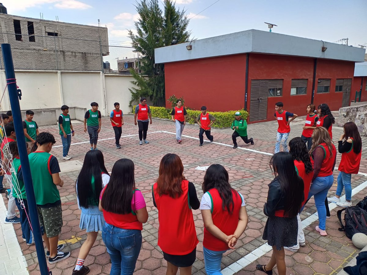 @FAHHdeporte con el #SemáforoDeportivo 🔴🟡🟢 apoyando en las  'Jornadas @IEMS_CDMX por una Juventud Activa' Plantel Iztapalapa III 'Miravalle' @Alc_Iztapalapa Previamente entregamos material Deportivo  Joan Alberto González, enlace deportivo.Iniciamos con un calentamiento..(1/3)