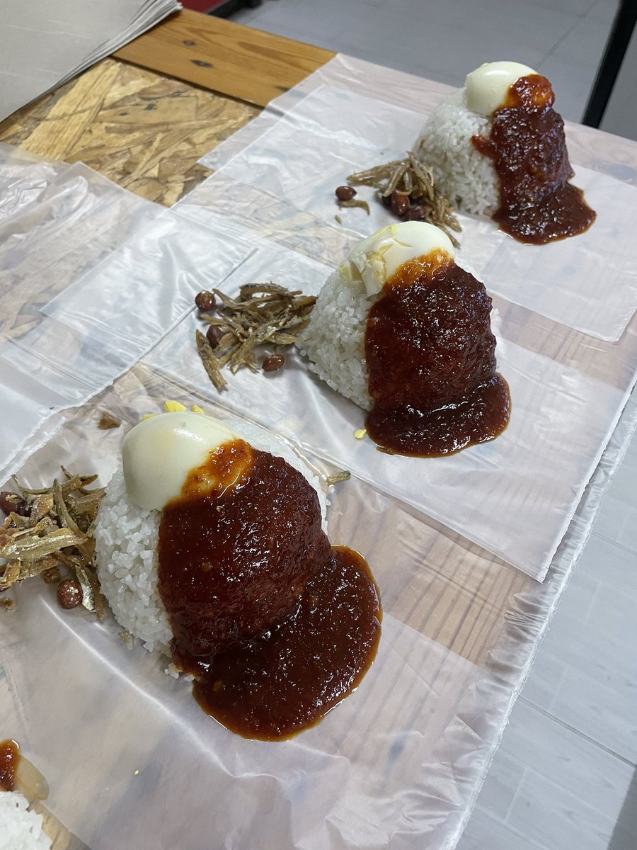 amfreaky's tweet photo. Fuhhhh kita onzzz nasi lemak raya keduaβ¦.ππ»ππ»ππ»ππ»
#rayaperlis
#rayakedua
#selamathariraya https://t.co/2WQyItQEol