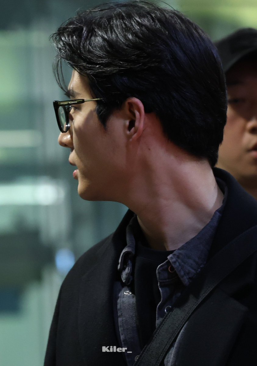 mrsjungchanwoo's tweet photo. don't you just love it when youngk’s photos are unwhitewashed?
we can see how beautiful his skin color is. also really love the way he wore glasses and his forehead exposed that makes him look extra handsome https://t.co/oZWUzsh0C8