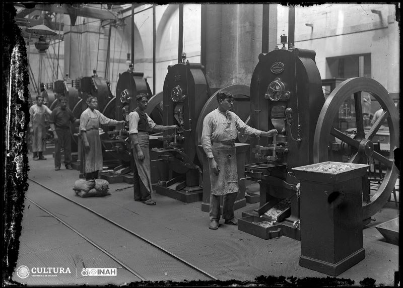 El Archivo Casasola, germen del fotoperiodismo en México 🔸La exposición virtual 'Los inicios del México contemporáneo' permanecerá hasta el 24 de mayo de 2024. 🔹40 fotografías, tomadas entre 1920 y 1940, la muestra es organizada por la @FototecaINAH 🔗shorturl.at/AOSW6