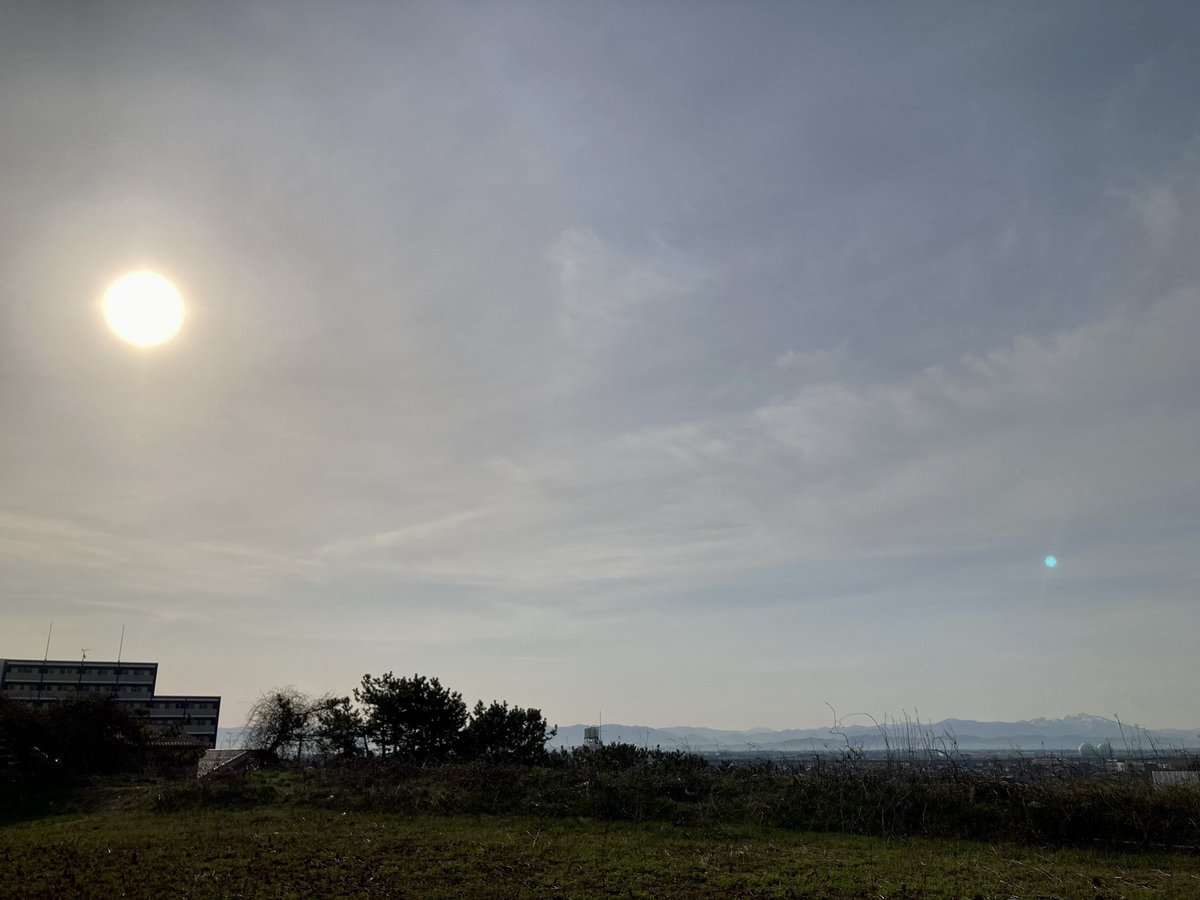 ちょっと太陽がぼんやり。
#朝空