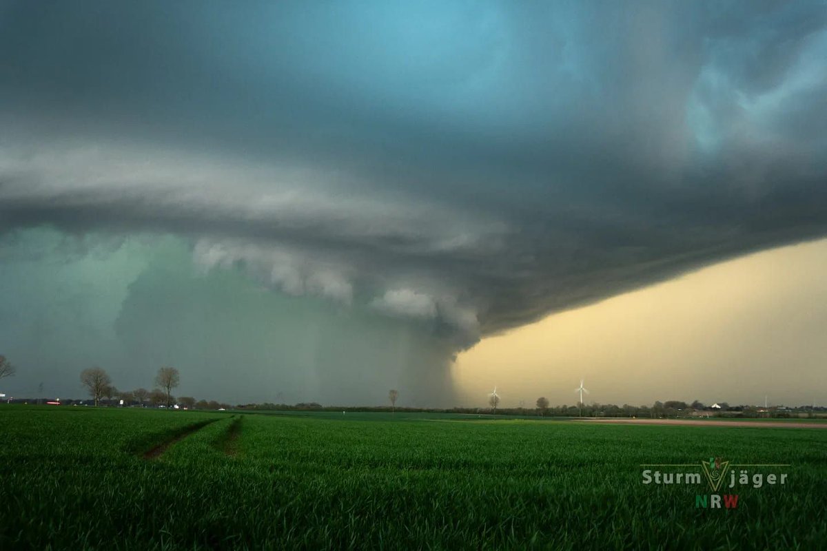 (1/4) Impressive HP supercell south of Auchel, France by @AaronStormchase from @SturmjaegerNRW. Taken on April 8, 2024 ⚡ More storm photos from Aaron: bit.ly/aaronsperschne… #weatherpicofday @spann @JimCantore @MikeOlbinski @KeraunosObs @meteociel @meteofrance @severeweatherEU