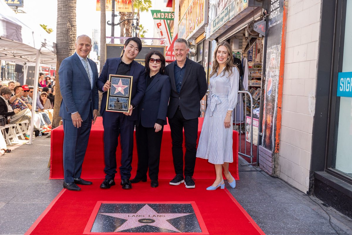 The Hollywood Chamber is thrilled to welcome world renowned pianist Lang Lang to the iconic Walk of Fame!

📸 @imagerybyoscar | HCC

#walkoffame #hollywood #langlang