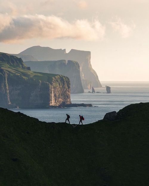 Good Morning, My Friends! 🌹 

#Buongiorno 
#BuongiornoATutti 
#11Aprile 
#giovedì 

#photooftheday #photography #landscapephotography

Faroe Islands  🇫🇴

© Fabian Kuenzel