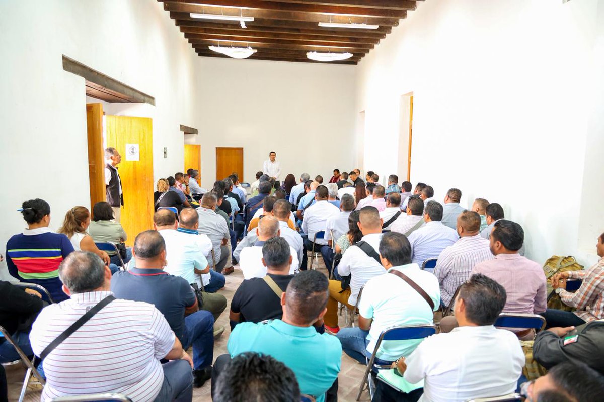 Junto al coordinador general de la Agencia Estatal de Investigaciones (AEI) de la Fiscalía de Oaxaca, Jaciel Vásquez Castro, sostuvimos una reunión de trabajo con comandantes de todas las regiones del estado con el objetivo de reforzar las líneas de acción para hacer más