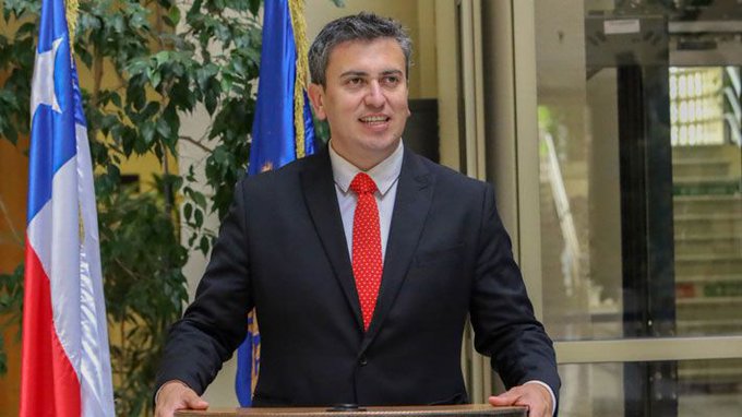 PiensaPrensa's tweet photo. Diputado Mauricio Ojeda  @mauricio_ojedar (ind.-Republicano) en la mira de Fiscalia de Alta Complejidad por un convenio de más de $730 millones entre las fundaciones FOLAB y EDUCC y el Gobierno Regional de La Araucanía.
Para formalizar al diputado Ojeda, la Fiscalía antes deberá pedir su desafuero, ya que por la gravedad de los hechos investigados se solicitarían medidas cautelares de las más gravosas. En el caso hay tres imputados en prisión preventiva.
Este miércoles por primera vez la causa en que se indagan presuntos delitos de administración desleal, fraude al Fisco y lavado de activos se hizo pública en medio de una audiencia de reformalización en que llamó la atención de los presentes las menciones al diputado Mauricio Ojeda (ind.-Republicano) y de Juan Pablo Leonelli, mano derecha de Luciano Rivas (Evópoli), la autoridad máxima del GORE de esa zona.
via @lesliona
