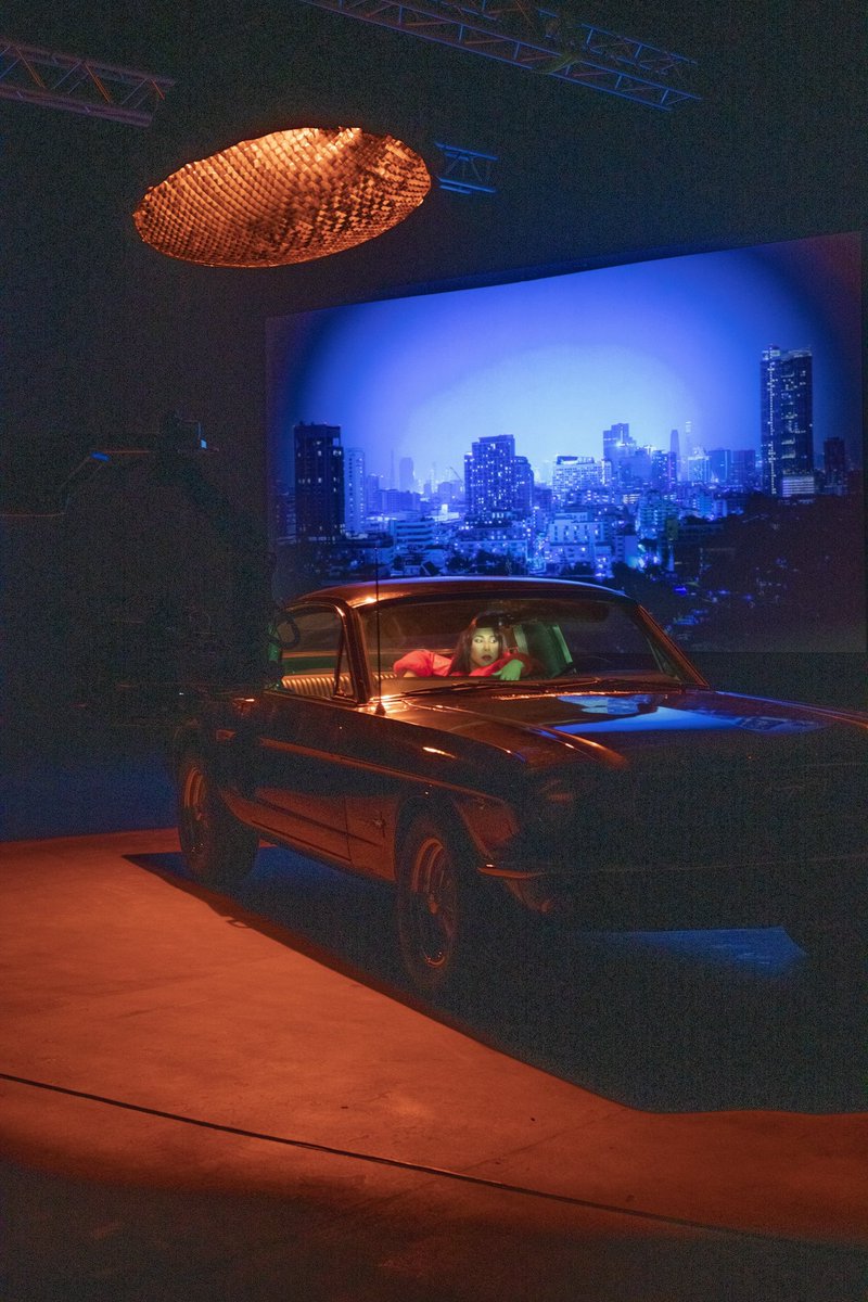 ¡Ay wey que emoción!  SOLO FALTAN 2 DÍAS 🖤Ya quiero que vean el videoclip de #MirameAhora junto a <a href="/JuanMagan/">Juan Magán</a> ✨🕶️🍒 Y para que se antojen, les dejo unas fotitos bien chulas que sacamos del video. Mi favorita es la 1, ¿cuál es la de ustedes? ✨