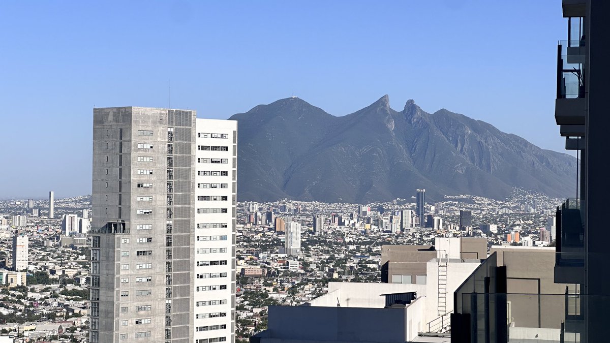 Rare days like today when you can clearly see the Cerro de la Silla from our apartment building… Monterrey is now one of the most polluted cities in the world 😔 🏭🛢️🪨