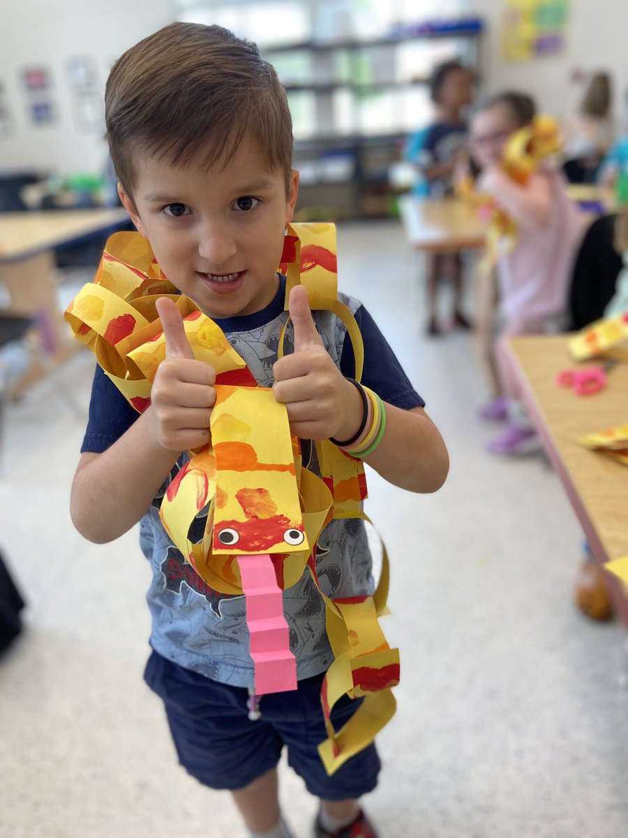 We read The Greedy Python before making these cutie painted paper snakes. Watch out, they may try to kiss you with their little pink tongues. #kindergartenart #MESRocks