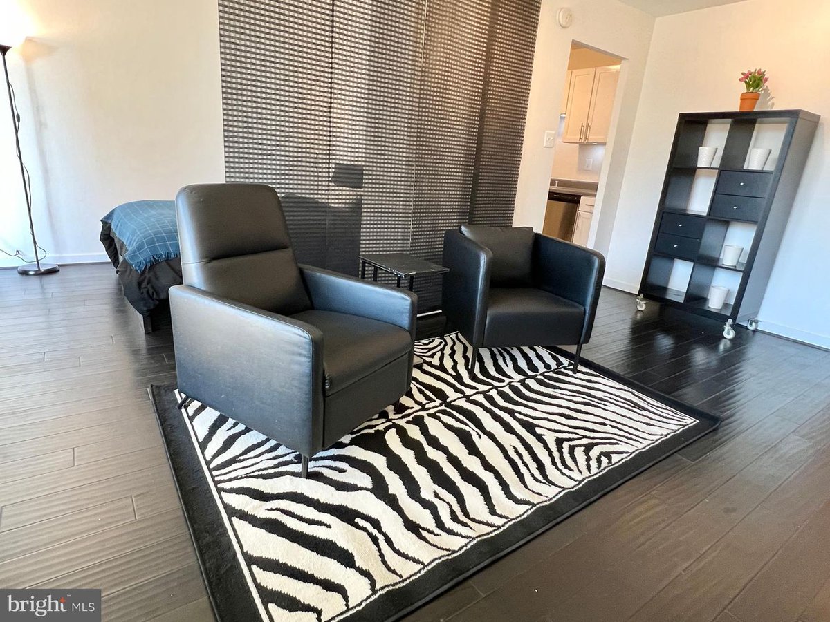 Looking for a cozy yet functional living space? Tiber Island N401 features movable privacy panels/shades to create separate areas.

My DC Agent Team at Compass 

#CozyLiving #FunctionalSpace #DCRealEstate bit.ly/3R3BvTr