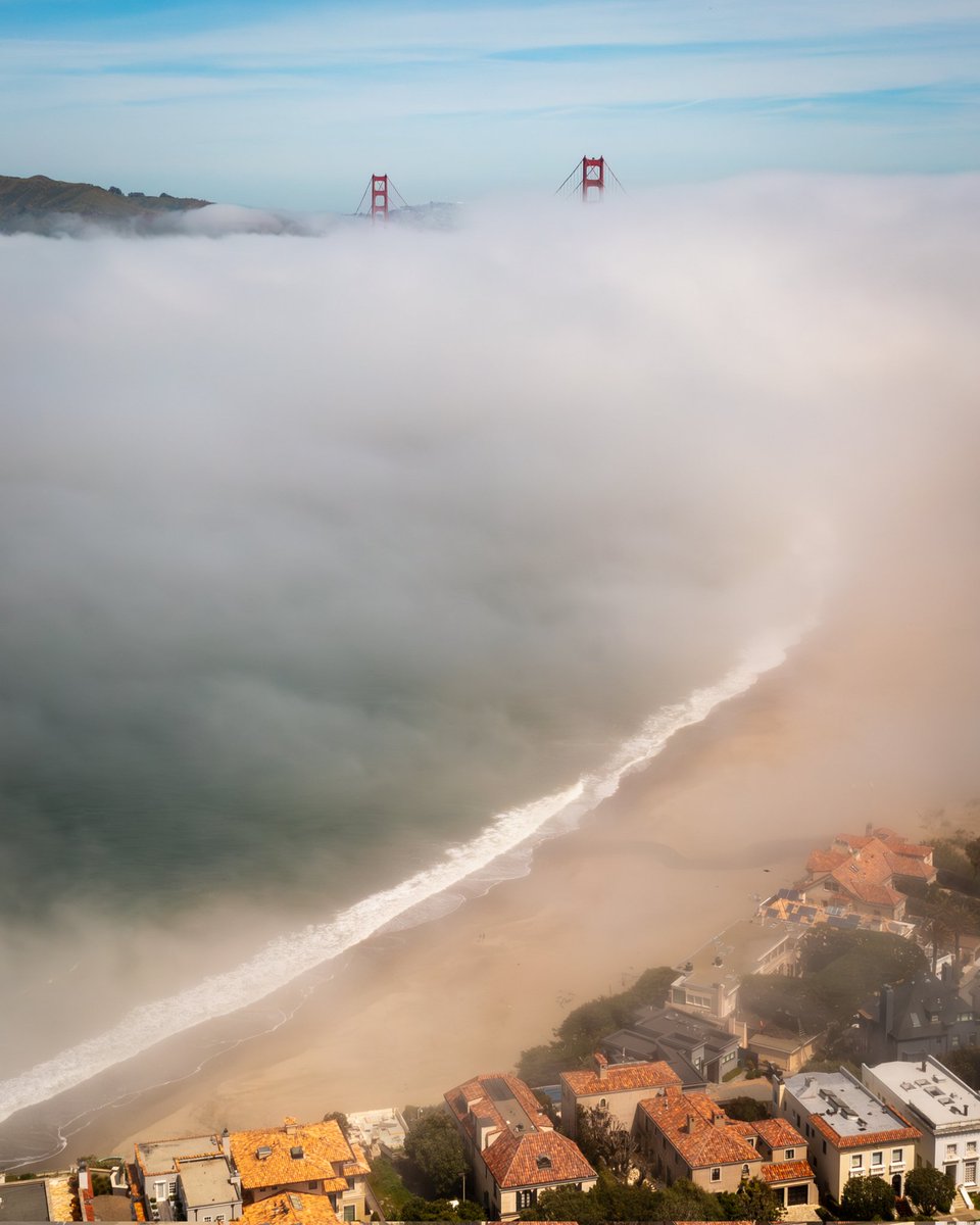 Taking a break from posting California Henge photos to share a photo of the 'other' bridge in town, which was shrouded in fog earlier today. @zimpix @RobMayeda @Underscore_SF #CAwx @SFGate @nbcbayarea @abc7newsbayarea @NWSBayArea @GMA