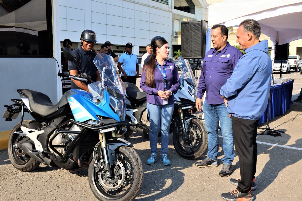 IAIM_VE's tweet photo. #NadaNosDetiene || #10Abr Siguiendo lineamientos del PCRBV @NicolasMaduro, el Director General del IAIM, @GBRojas_DirGral, realizó la entrega de una nueva flota vehicular a la institución, en aras de fortalecer las actividades aeroportuarias. https://t.co/jgMrrg04iQ
