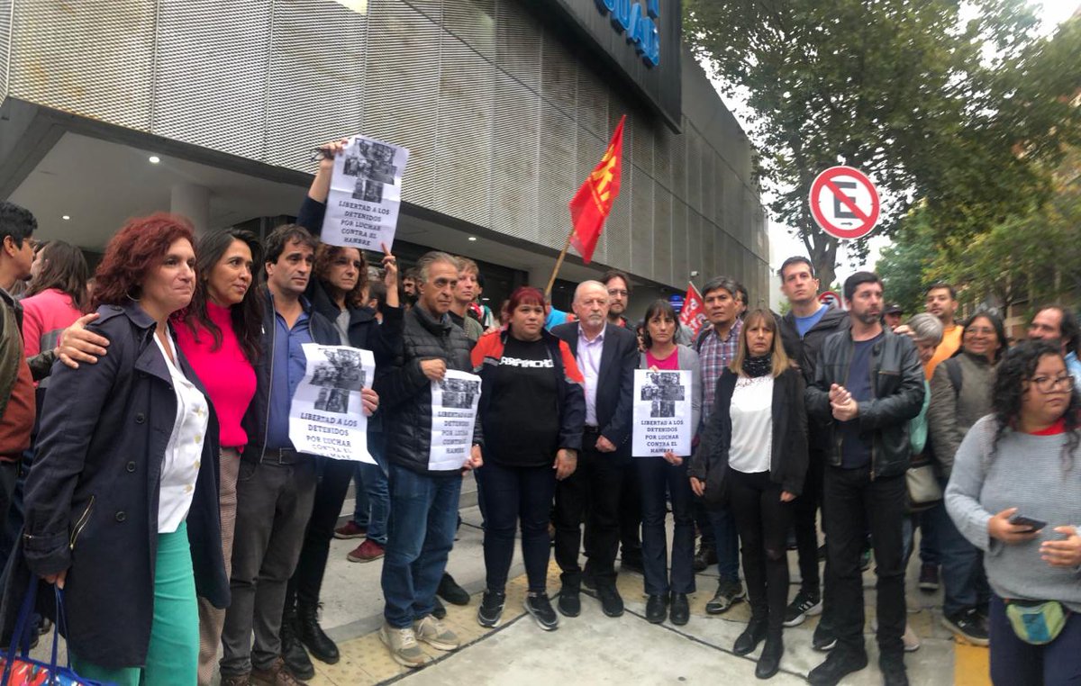 La legisladora @Barry__Ale, El diputado @vilcalejandro y @raulgodoy__, junto a diputados de otros bloques, reclamaron la libertad de los detenidos en la marcha de los movimientos sociales que fue duramente reprimida hoy mientras reclaman por alimento para los comedores