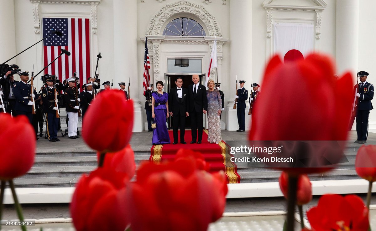 Prime Minister Fumio Kishida of Japan and his wife Yuko Kishida arrive at the White House for a state dinner hosted by President Biden and first lady Jill Biden 📸: @somogettynews @KevinDietsch