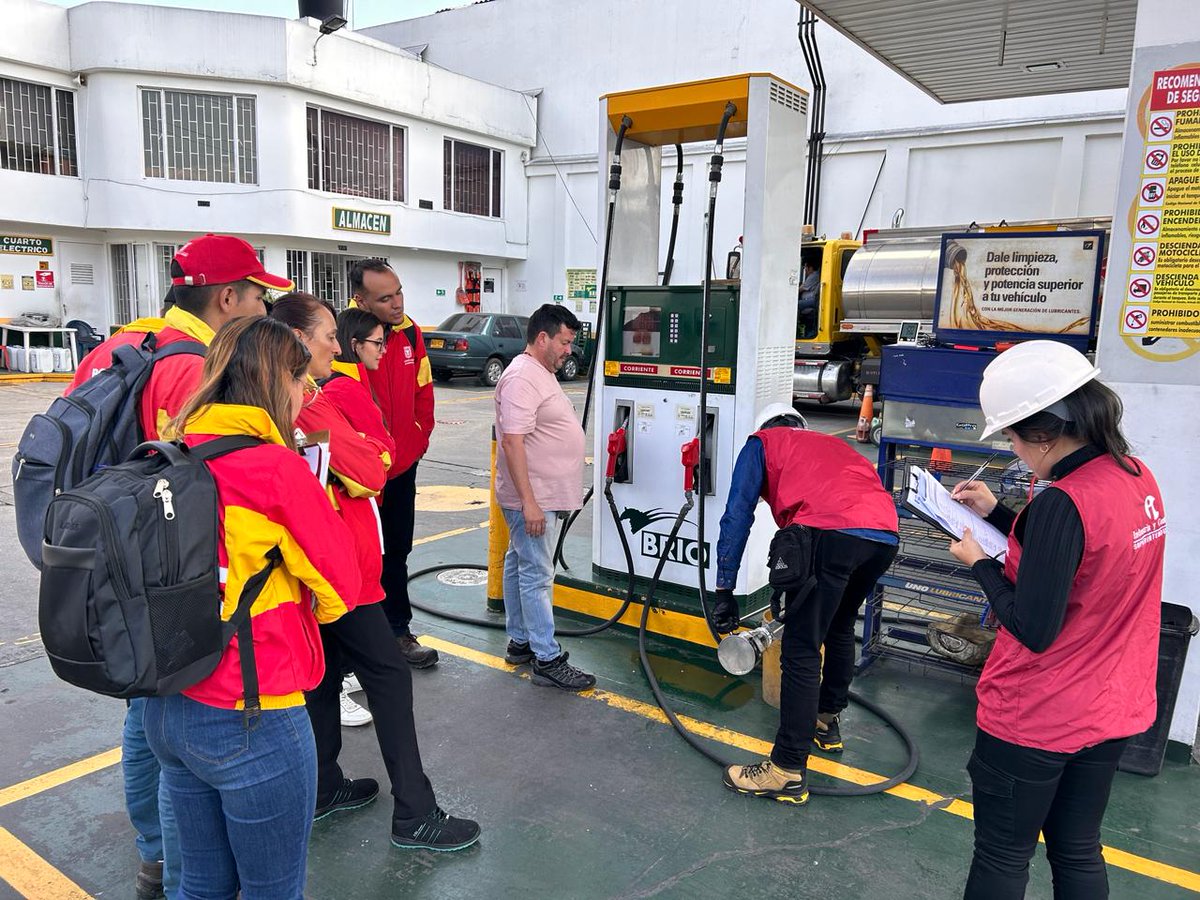 Los ingenieros de Metrología Legal de #LaSICdelCambio visitan estaciones de combustible⛽️ junto a @Alcaldiakennedy. Allí verifican: ✔️Que la cantidad de combustible entregada a l@s consumidores corresponda al precio pagado. ✔️El estado de los precintos de los surtidores.