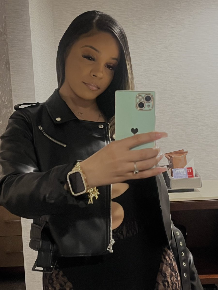 Therealdenay's tweet photo. Tell me I’m pretty 🖤 https://t.co/l2y3tYBwx3