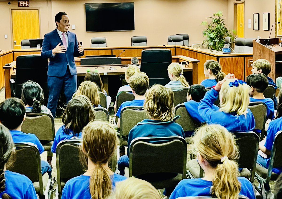 Thrilled to welcome @LJCDS students to City Hall! Love sharing insights on local governance and our roles as elected officials. It's inspiring to see the next generation eager to learn about public service and how they can contribute to making San Diego better. #ForAllofUs