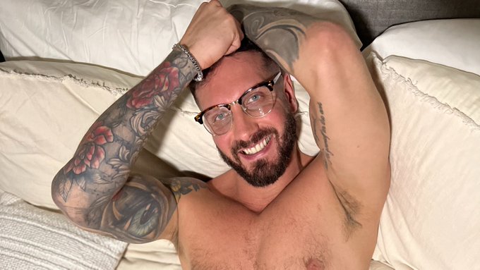 Let's have some fun tonight! 😏 https://t.co/sgFaUxY91u https://t.co/s2T7dok9av