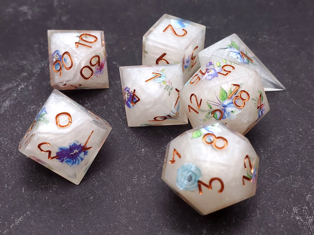 Soft flowers and copper inks, can't go wrong. 

#dnd #dungeonsanddragons #dice #ttrpg #handmadedice #sharpedgedice