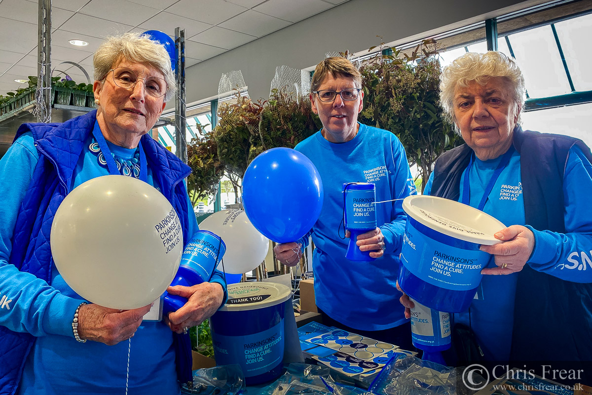 Today is World Parkinson day. Here's 3 ladies from #Grimsby's #Parkinsons Group out #fundraising in #grimsby #lincolnshire  @peter_levy @RichardStead @CarlaGreene84 @SallyFairfax @scottydalton @ParkinsonsUK #Parkinsonsawarenessmonth @GrimsbyLive @ParkinsonsPod @2parkiesinapod