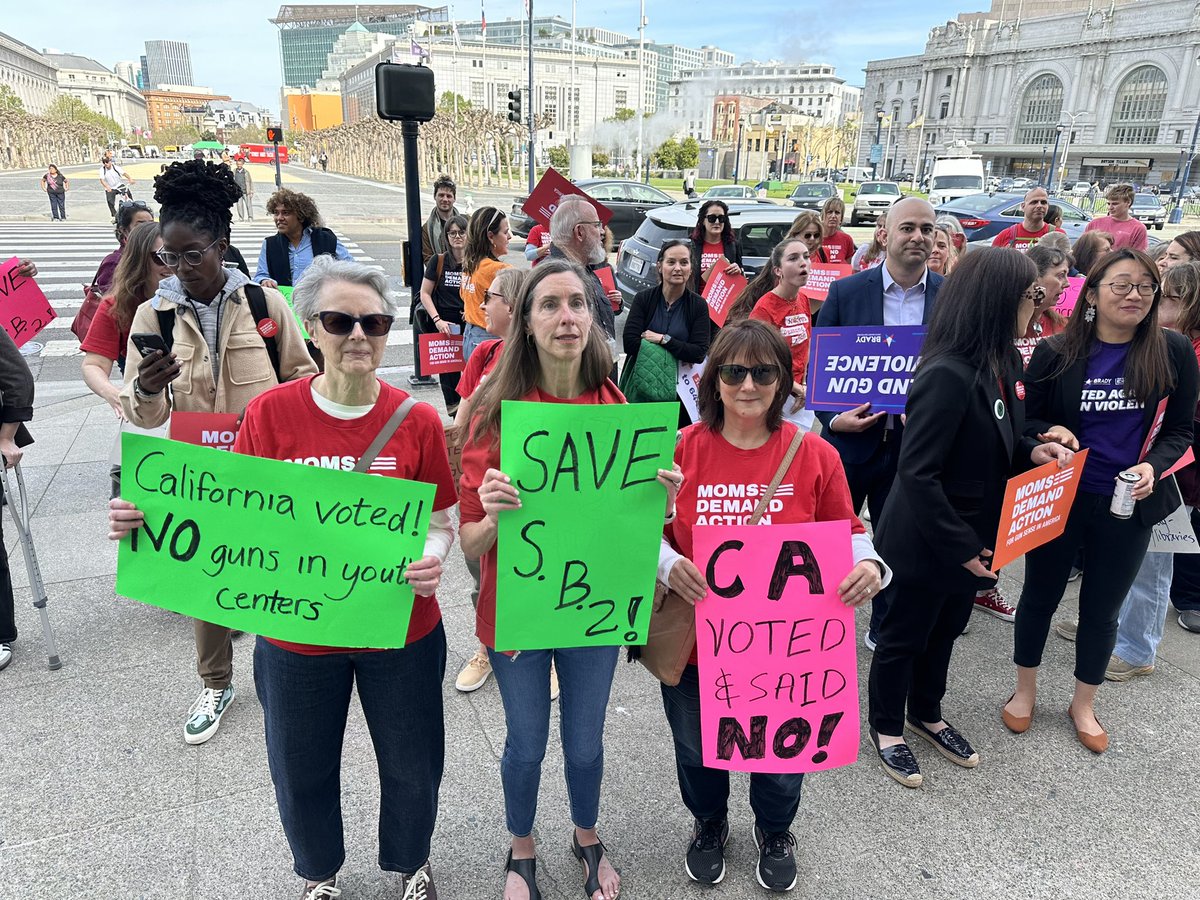 At SF City Hall now with other activists from @MomsDemand @StudentsDemand @bradybuzz & @AMarch4OurLives. We are urging the Ninth Circuit Court of Appeals to uphold California laws like #SB2 that keep hidden guns out of parks, hospitals, playgrounds, and bars. #CALeg @Portantino