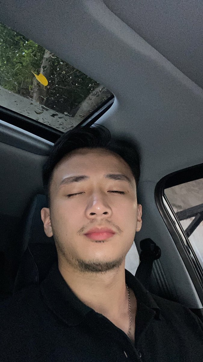 ngantuk bgt anjim 😭
baru sadar, grgr bulking jawline hilang semua 🥲