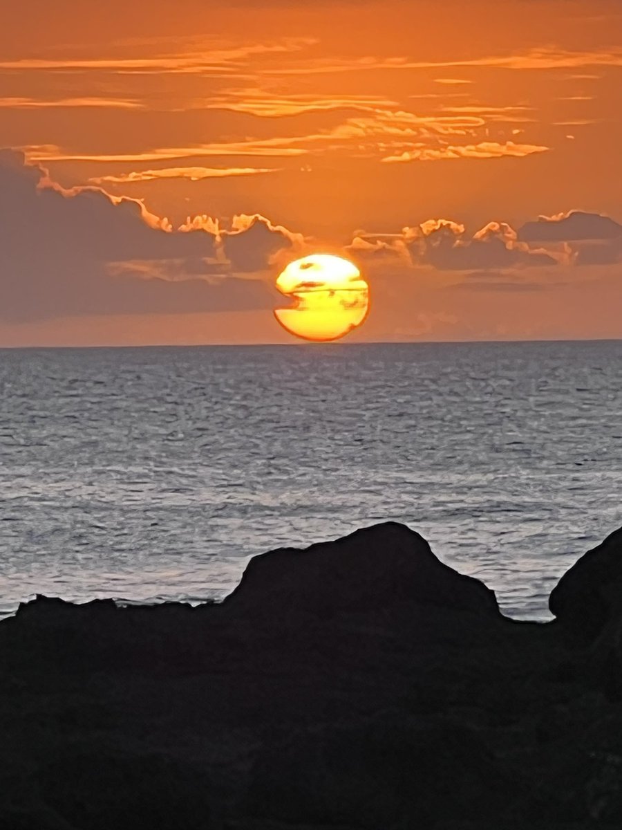 Please enjoy this sunset I have just witnessed. ☀️ (It was a green flash night!)