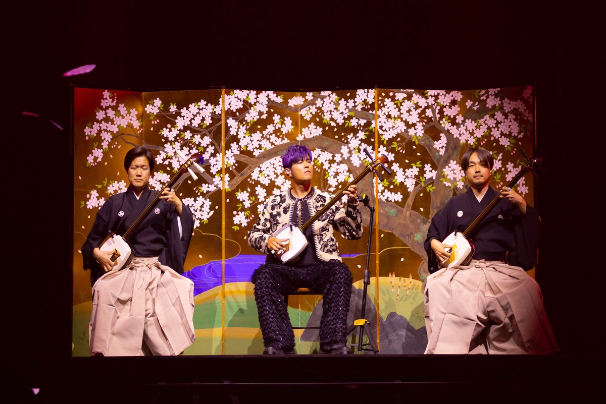 oricon's tweet photo. ジェイ・チョウ(周杰倫)16年ぶり来日公演
Kアリーナ横浜で特別な2夜🌙

アジアのスターにファン熱狂❗️
客席のチャンチェン(張震)からリクエストも

🎤 2日間のセットリストあり
https://t.co/xnvJivCGBe

#ジェイチョウ #周杰倫 #jaychou https://t.co/SrH224Gru1