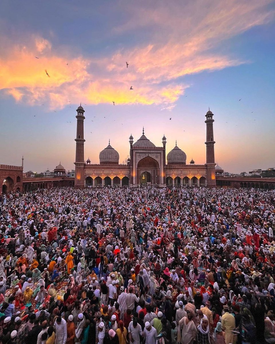 Around 21 crore Muslims in India celebrated Eid-al-Fitr. There were several mass gatherings but no place of worship was violated. There weren't any vulgar slogans or songs and no riots broke out. To understand how they did it, read here : 1/n