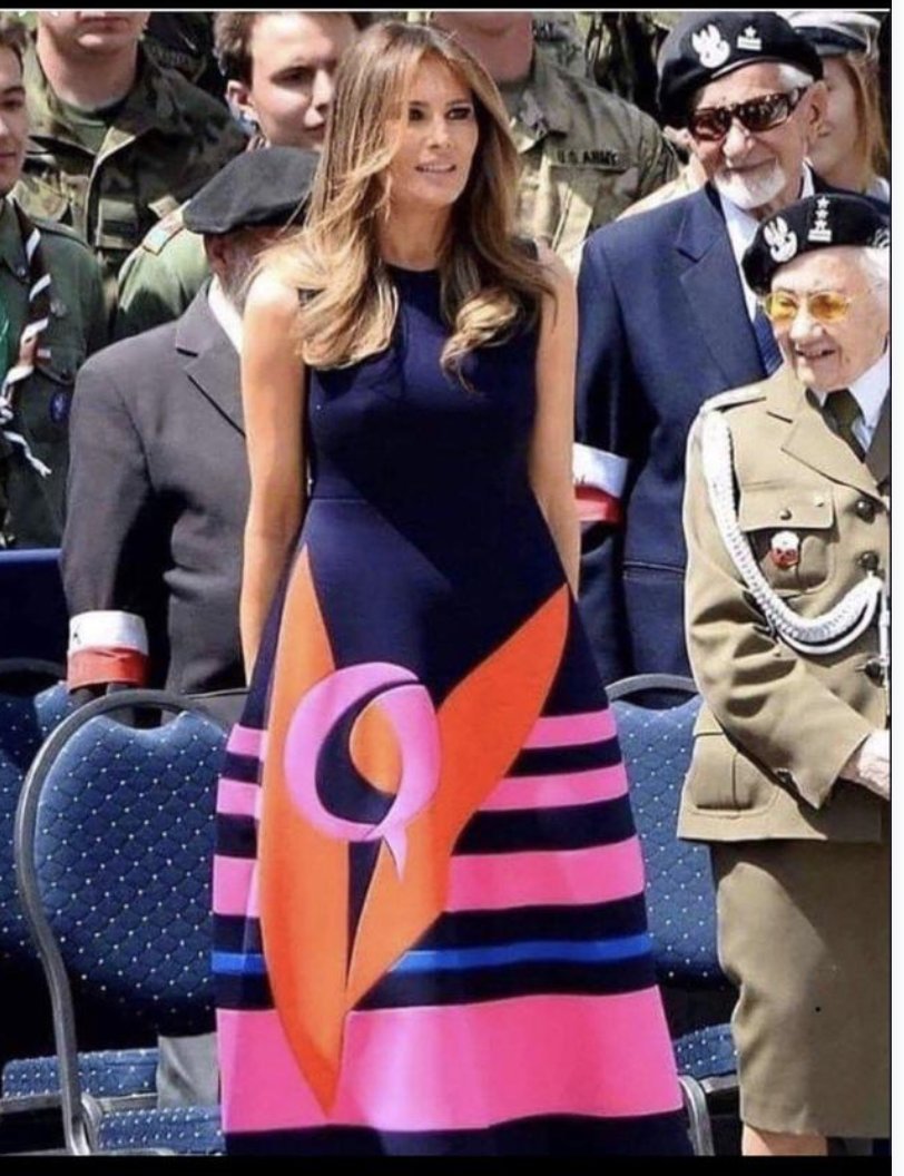 FLOTUS wears a lot of comms 🇺🇸🇺🇸