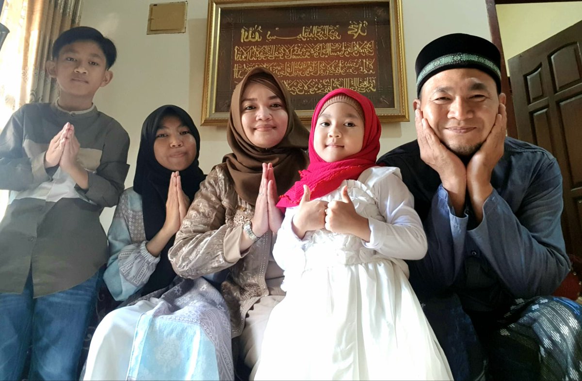 Selamat Idul Fitri 1 Syawal 1445 H

Mohon maaf lahir batin untuk semua perbuatan, lisan, dan tulisan yang mungkin tak berkenan.

Semoga Allah SWT menerima semua ibadah di bulan bertabur kebaikan ini dan mempertemukan kita lagi di Ramadan tahun depan dalam keadaan sehat wal afiat.