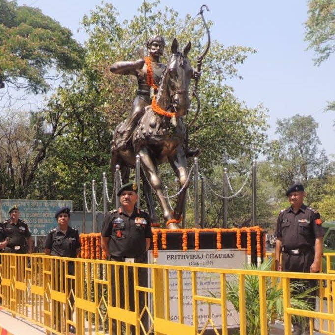 #WarriorIcons Honouring our #HistoricalLegacy, Lt Gen AK Singh, #ArmyCdr, unveiled statues of #MaharanaPratap & #PrithvirajChauhan in #Pune Military Station. These monuments stand as enduring symbols of valor & courage, honoring our #ArmedForces timeless legacy. #IndianHistory