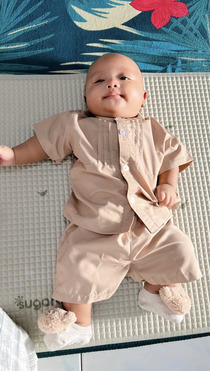 Gapunya foto lebaran udh cape ga puguh krn sibuk amuk amuk. Kalo papanya pulang w pasti semangat bgt punya foto lebaran amak ni bocyllll ❤️❤️❤️ MasyaAllah