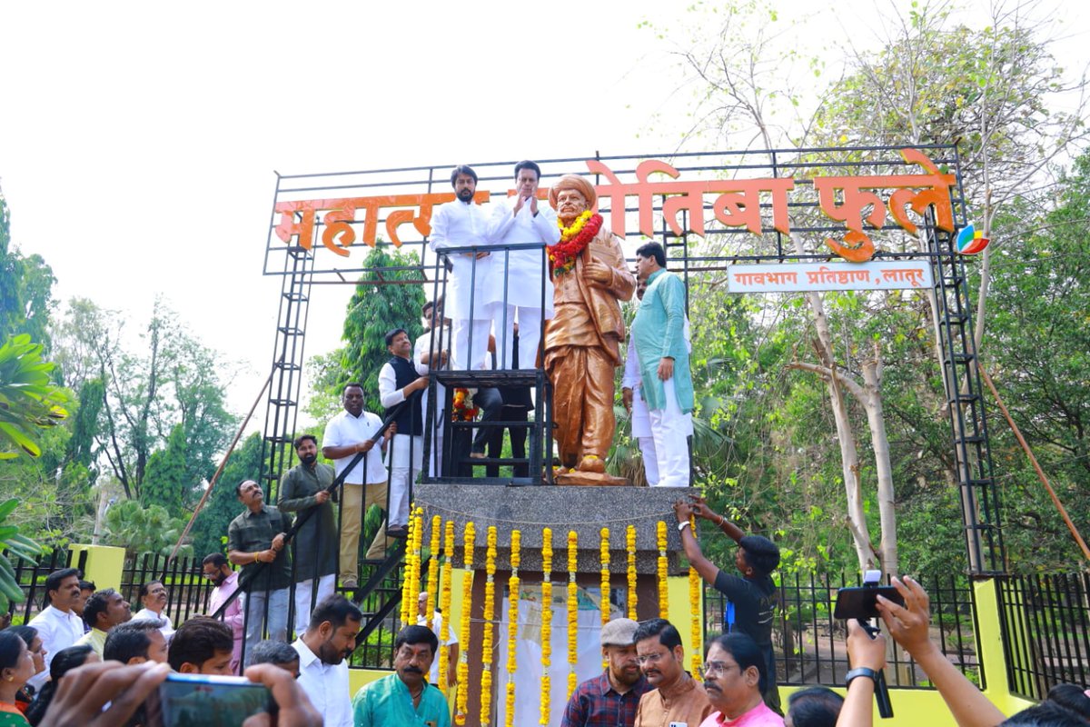 AmitV_Deshmukh's tweet photo. स्त्री सक्षमीकरणासाठी देशात मुलींची पहिली शाळा सुरू करणारे,अनिष्ट रूढी परंपरा यांचा विरोध करुन सामाजिक न्यायासाठी लढा देणारे थोर समाजसुधारक  #क्रांतीसूर्य #महात्मा_ज्योतिबा_फुले यांच्या जयंती निमित्त आज लातूर शहरातील त्यांच्या पुतळ्याला विनम्र अभिवादन केले.
#MahatmaPhule https://t.co/2zdGeRXXv8