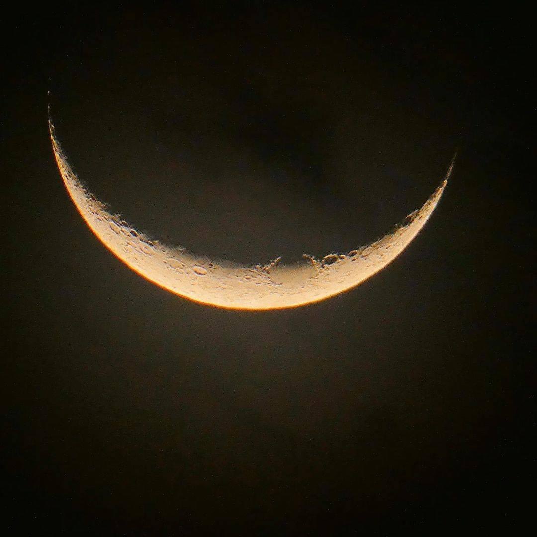 Le platiqué a la luna de ti... Y me sonrió. 
Buenas noches 🖤