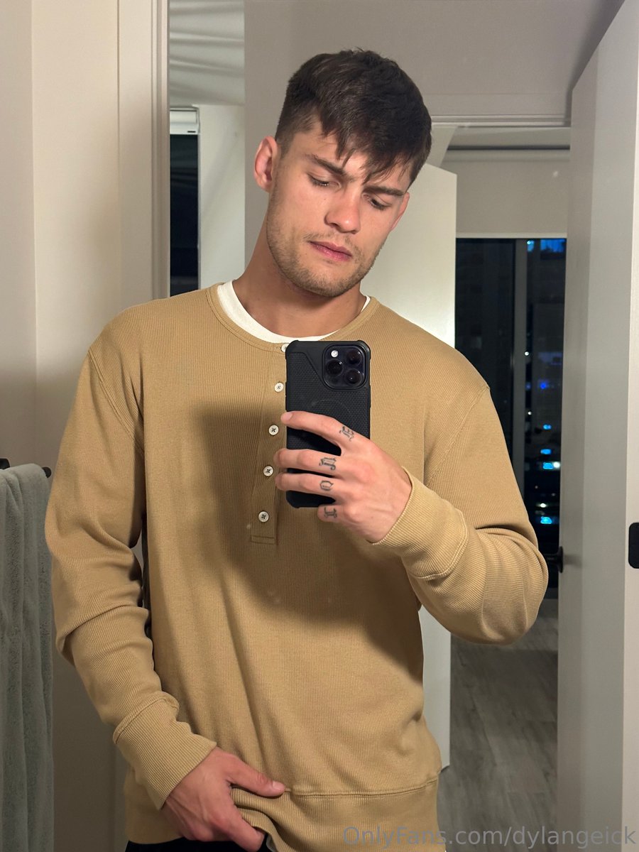 TeamDylanCA's tweet photo. "Going live tomorrow at 8pm edt. Be there! I’ll be in my messages a little bit today."

📷: DylanGeick via OnlyFans. https://t.co/KEucg0pyXk