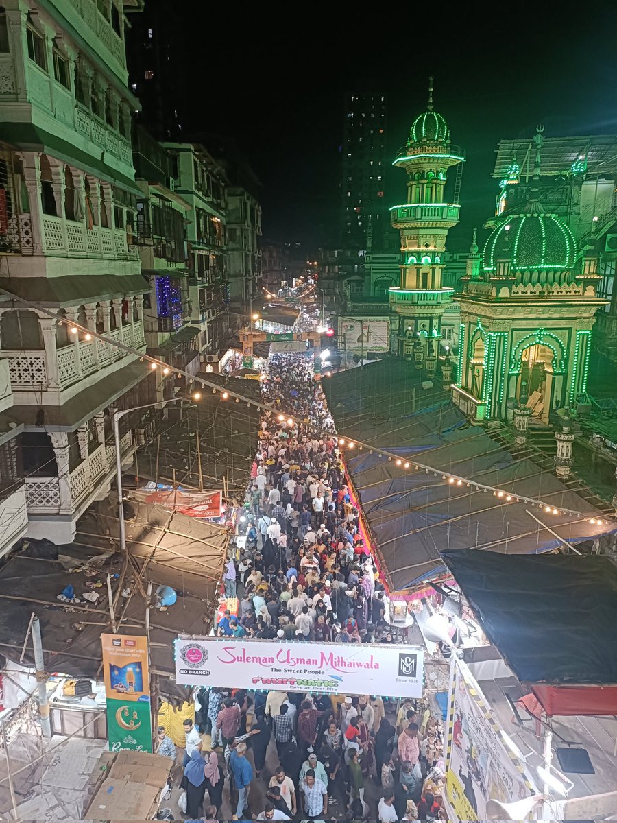 Continuous 30 days thousands of people visit Mohamed Ali Road to shop, eat, etc in Ramadan, wherein more than 75% of the crowd is Non - Muslim but there is not a single incident of Lynching, Defaming any religion or it's God etc.
Secularism well practiced.

#EidMubarak #Eid2024