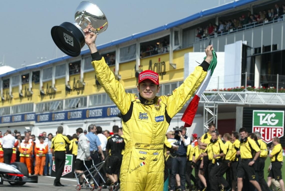 #OnThisDay
21 lat temu Giancarlo Fisichella został uznany zwycięzcą #BrazilGP. Wyścig w São Paulo przerwano na 55 okrążeniu po wypadku Fernando Alonso. Wtedy błędnie sklasyfikowano Kimiego Räikkönena na pierwszym miejscu. Dla Włocha to było pierwsze zwycięstwo w F1.
#ViaF1
#F1PL