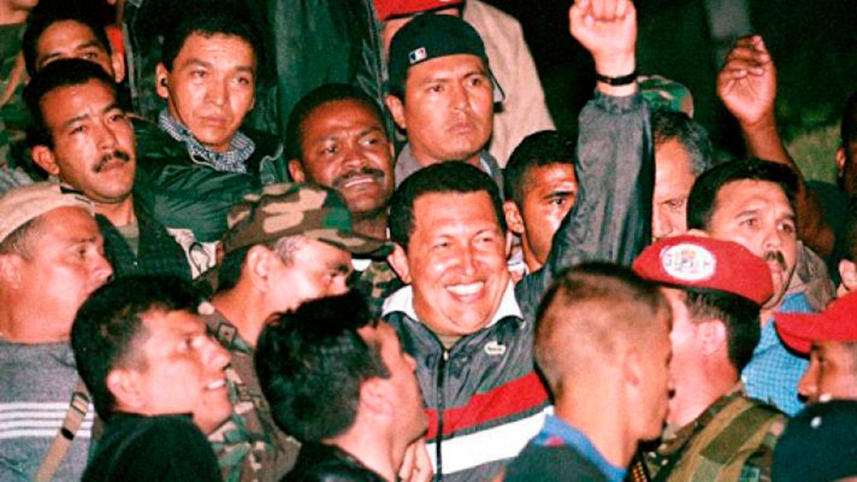El mundo recuerda el intento de golpe de Estado hace 22 años al presidente #HugoChávez. La oligarquía 🇻🇪, financiada por 🇺🇸, gestó un golpe de Estado contra el presidente Hugo Chávez, quien se mantuvo firme en su defensa de la democracia y del pueblo venezolano. #TenemosMemoria