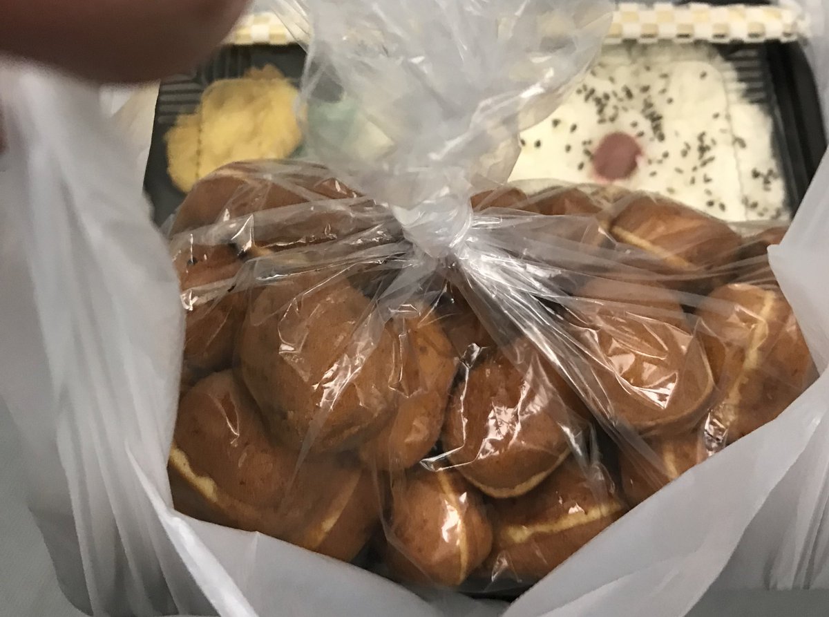 いつも弁当買ってる定食屋のおっちゃんにたまにベビーカステラ貰ってんだけど今日の量ヘビーなんだが