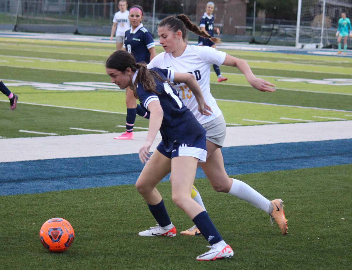 Nice sequence in the first half led to a goal by @Dakota_Cougars' small, speedy freshman in tonight's 1-0 win over Oxford. Plenty of fight shown by @athletic_oxford in second half, including a rocket by Ella Boyd that somehow didn't score. STORY: bit.ly/3vLMM2U