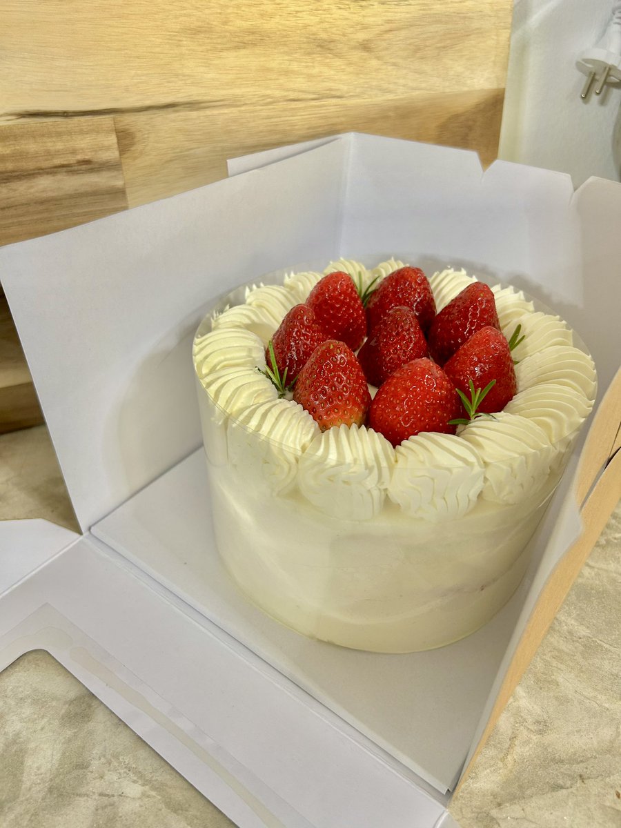Gentle_Crumb's tweet photo. เปิดจองเค้กวันเกิด ประจำเดือนเมษายนค่ะ 

ขนมทุกชิ้นที่ร้านใช้วิปครีมเเดรี่เเท้ เป็นสูตรโฮมเมดหวานน้อย ทานได้เรื่อยๆ พร้อมผลไม้แบบล้นๆ ✨😆

คนที่อยู่ไกลบ้าน ไกลกับคนในครอบครัว ขนมร้านเราก็สามารถส่งต่างจังหวัดได้ทุกจังหวัดเลยนะคะ 
สนใจติดต่อ line @gentle_crumbs 
#รีวิวเชียงใหม่ https://t.co/eFwSnogvbr