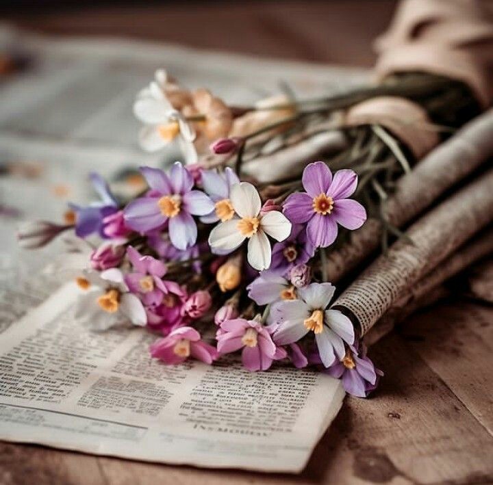 Llegaron tus flores y con ellas tu perfume que me invita a soñarte envueltos en una eterna primavera.
