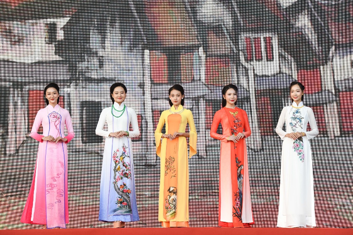 EVIVATOUR's tweet photo. Dress code in Vietnam https://t.co/K3lraJs2OS https://t.co/SKf4UI57Pq