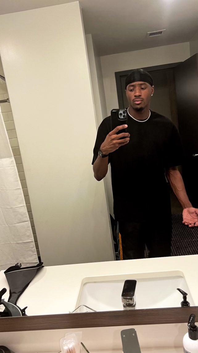 EJTheGenius's tweet photo. Mama ain’t stressing, I’m still goin hard 🖤 https://t.co/h1hev5Vg9e