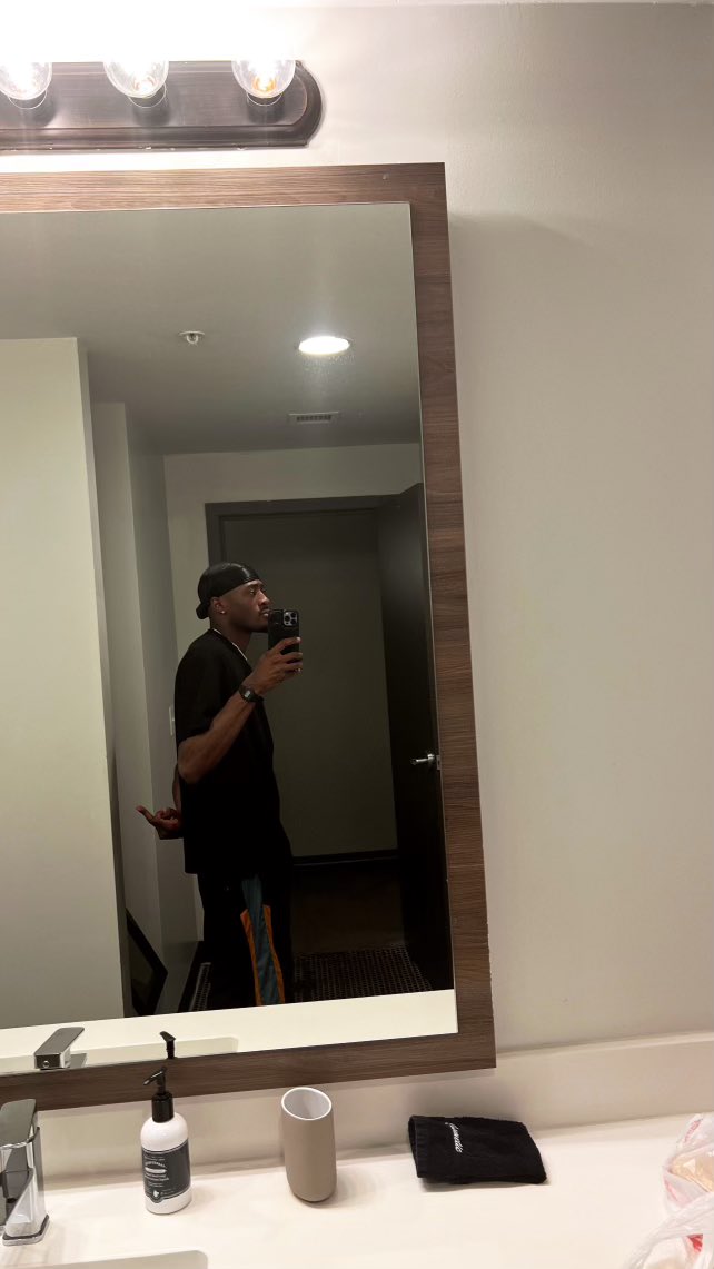 EJTheGenius's tweet photo. Mama ain’t stressing, I’m still goin hard 🖤 https://t.co/h1hev5Vg9e